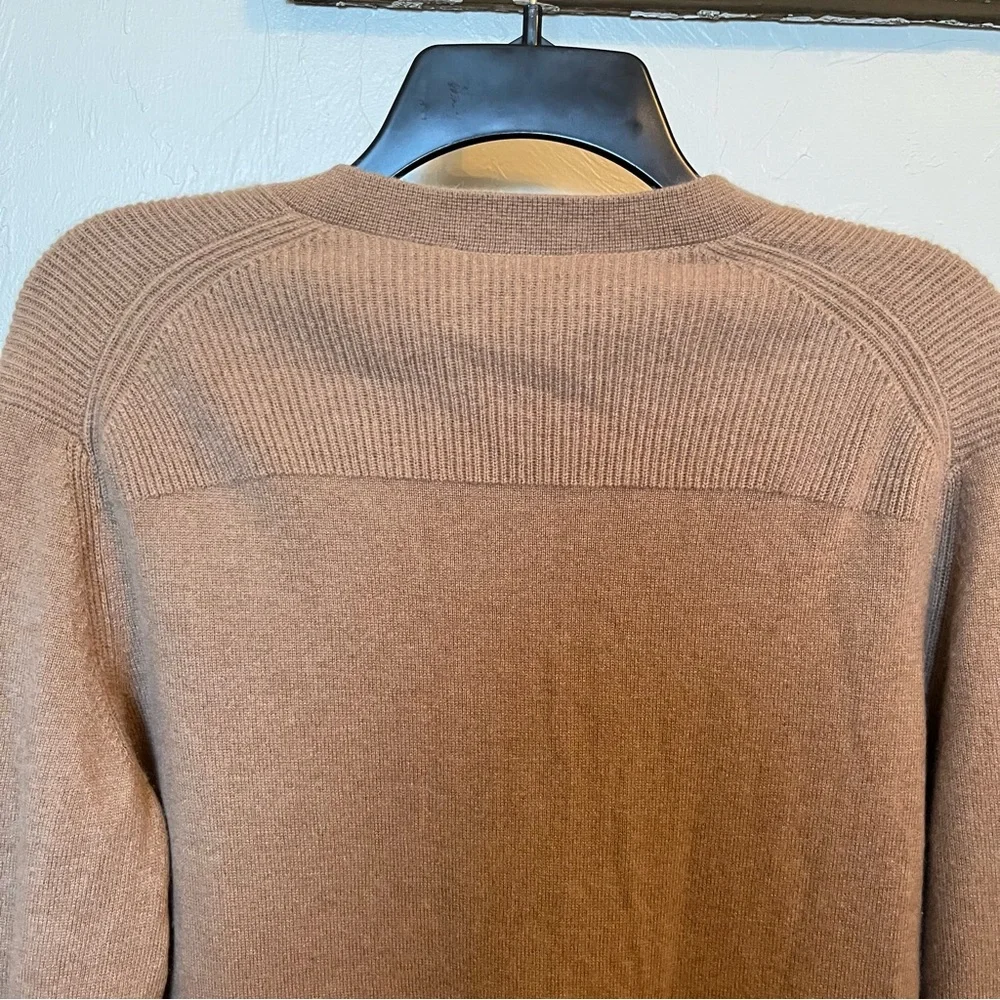 THEORY Mens Donners 100% Cashmere V-Neck Sweater in Camel Sz M Minimalist Luxury